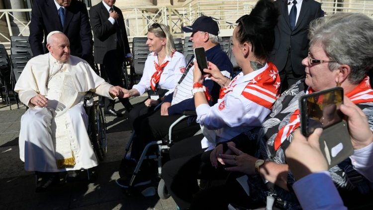 Papst Franziskus mit den Teilnehmern an der Malteser-Wallfahrt