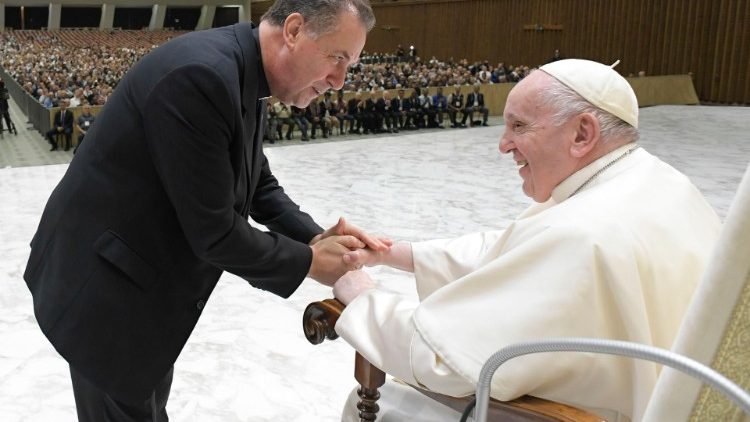 Il rettore maggiore don Angel Fernandez Artime saluta Papa Francesco