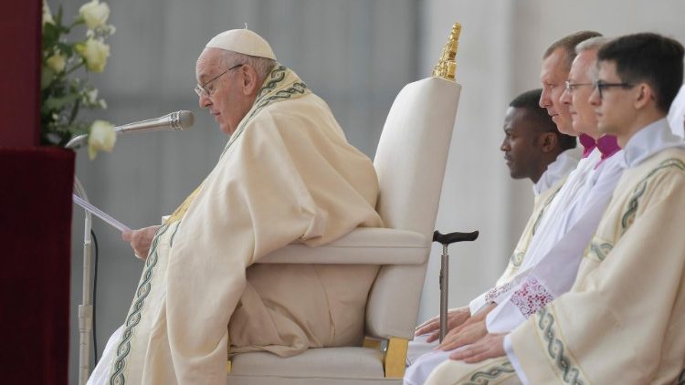 Popiežius kanonizavimo Mišiose Vatikane