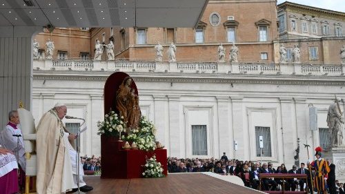 O Papa na missa de canonização: caminhar juntos, a exclusão dos migrantes é criminosa