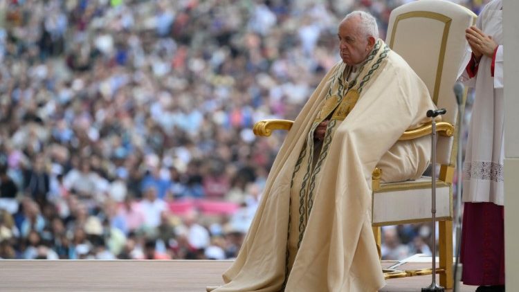 Il Papa assorto in preghiera