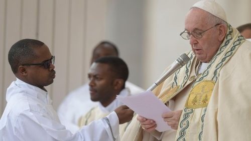 Papst spricht Migrantenbischof und Krankenpfleger heilig