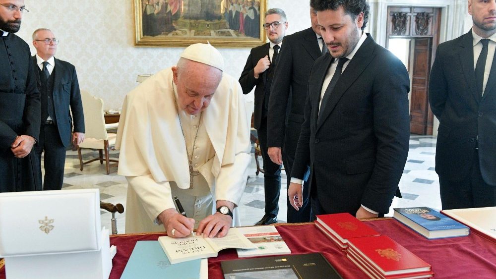 Papa Franjo s crnogorskim premijerom Dritanom Abazovićem