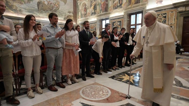 Le Pape François a reçu un groupe de jeunes pèlerins belges en audience, lundi 10 octobre 2022, en salle Clémentine du Palais apostolique. 