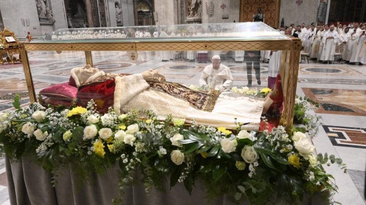 La dépouille de Jean XXIII. exposée durant la messe.