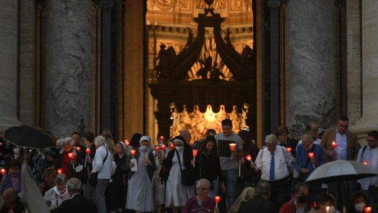 Fackelprozession bei der Messe zum Gedenken an den 60. Jahrestag der Eröffnung des II. Vatikanischen Konzils