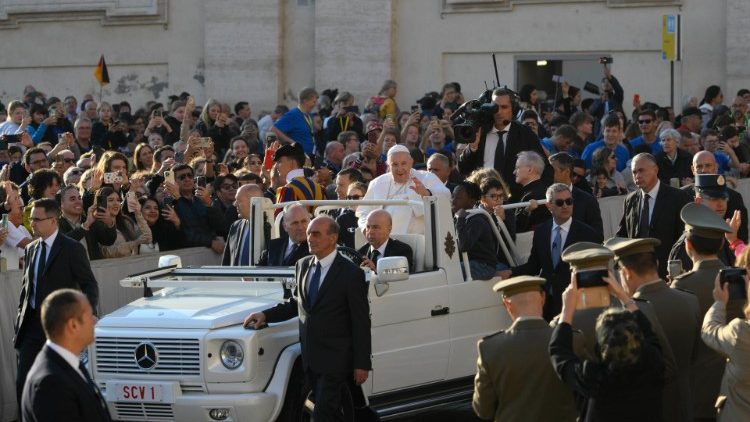 El Papa saluda a los peregrinos en la Plaza de San Pedro