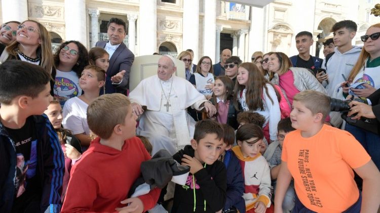 Alcuni bambini in Piazza San Pietro con Papa Francesco