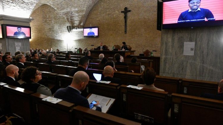 Un momento della presentazione delle attività della Fondazione Giovanni Paolo II per la Gioventù nella Aula vecchia del Sinodo