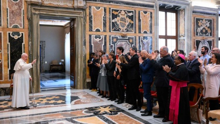 Papież przyjął na audiencji osoby przyczyniające się do wydawania włoskiego periodyku „Świat i misja” obchodzącego właśnie 150 lat istnienia