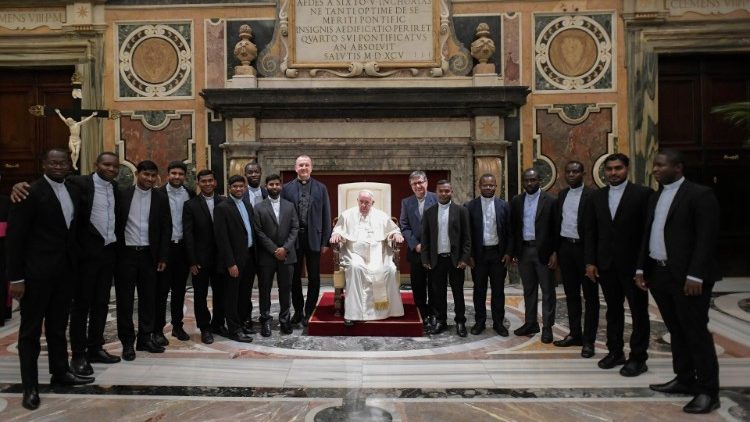 Francesco e i membri del Pontificio Istituto Missione Estere 