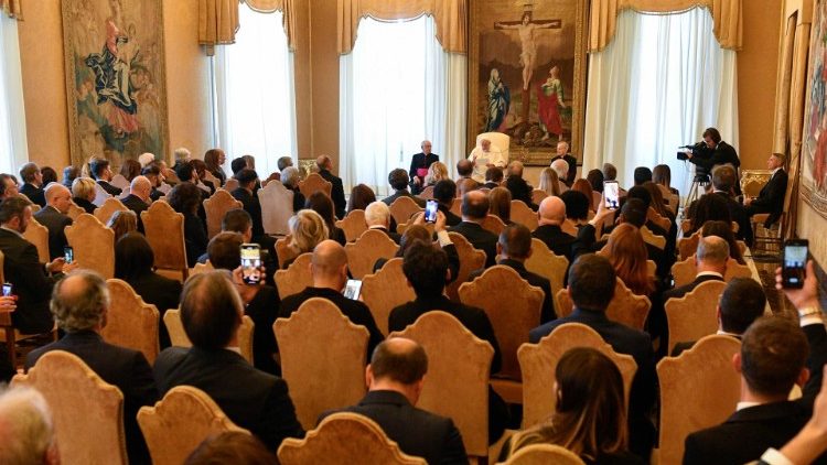 "Ne ponavljajte klišejev lažnega in osladnega božiča, ki nima nič skupnega z Jezusovim rojstvom v Betlehemu ter z njegovim pomenom za današnje človeštvo. Ne bojte se biti to, kar ste." 