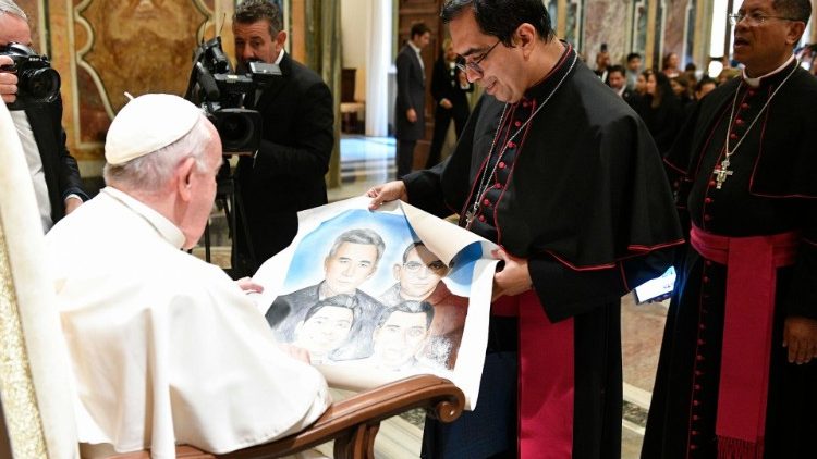 Le Pape reçoit au Vatican les pèlerins du Salvador, venus en action de grâce pour la béatification du Père Rutilio Grande, le 14 octobre 2022. 