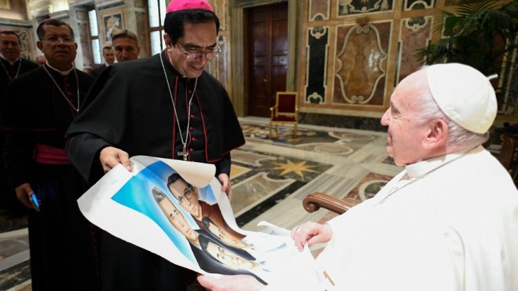 Der Papst und die Pilger aus El Salvador