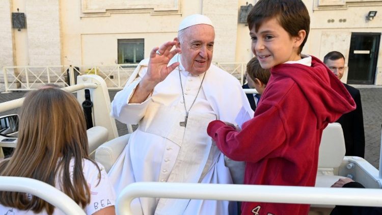 Cinque bambini sulla jeep del Papa