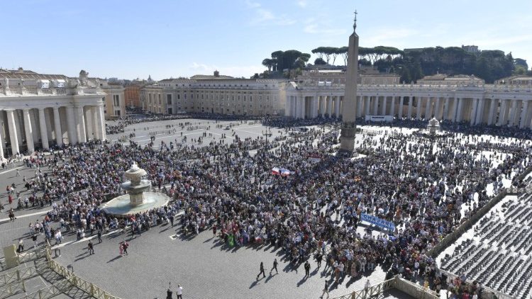 Os apelos e saudações do Papa na Praça São Pedro