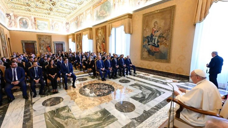 Le Pape François recevant en audience un groupe d'entrepreneurs espagnols, le 17 octobre 2022, au Palais apostolique. 
