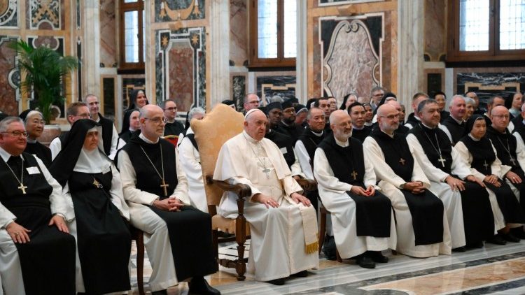 Il Papa con i partecipanti al Capitolo Generale dell'Ordine Cistercense della Comune Osservanza