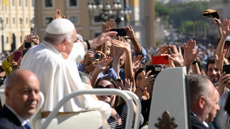 Papa Francesco saluta i fedeli all'udienza generale