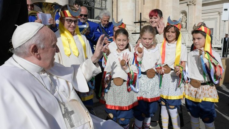 Papst Franziskus mit Kindern aus Kroatien