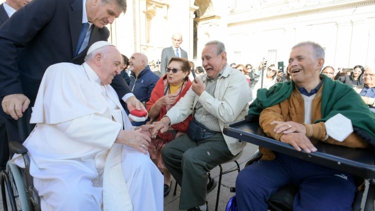 Papst Franziskus begrüßt Pilger auf dem Petersplatz