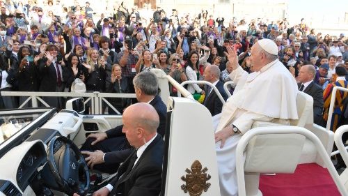 Papeževa kateheza o razločevanju: Brati svoje življenje in znati o njem pripovedovati