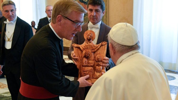 O Papa recebe um presente dos participantes do Capítulo