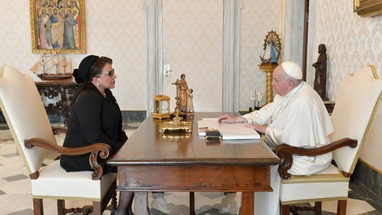 L'incontro tra il Papa e la Presidente dell'Honduras Iris Xiomara Castro Sarmiento