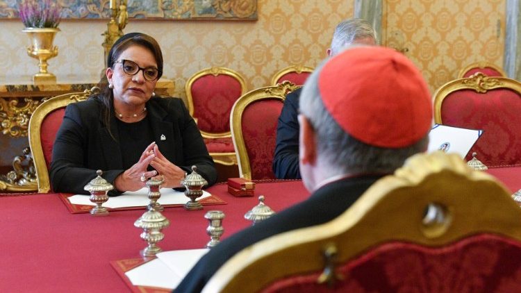 La presidenta Xiomara Castro durante el coloquio con el cardenal Secretario de Estado Pietro Parolín 
