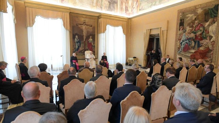 Popiežiaus audiencija šiaurinės Prancūzijos miestų merų ir parlamentarų delegacijai 