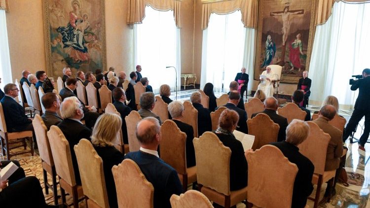 Des parlementaires et élus municipaux du diocèse de Cambrai reçus par le Pape en salle du Consistoire, ce vendredi 21 octobre 2022.