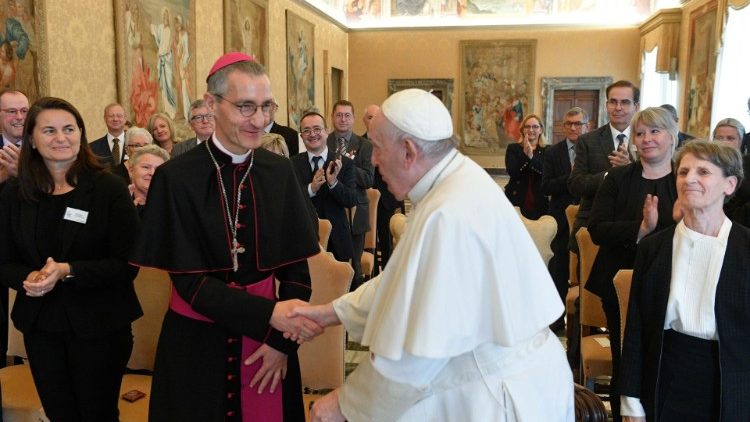 Il Papa riceve i parlamentari e i sindaci dalla Diocesi di Cambrai, insieme all'arcivescovo monsignor Dollman