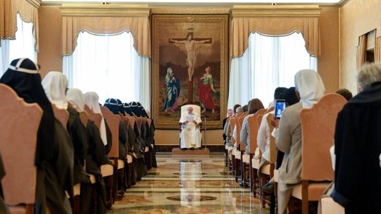 Un momento dell'incontro di Papa Francesco con le suore di Santa Brigida e con le suore missionarie comboniane