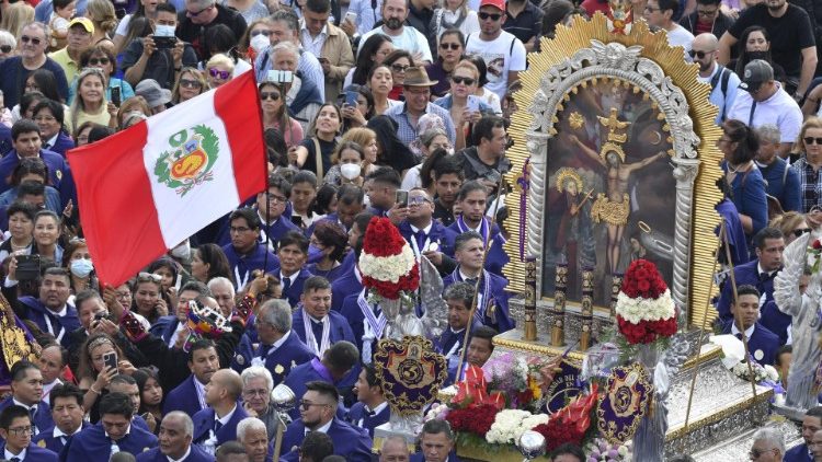 La comunità peruviana in Piazza San Pietro con l'immagine del Señor de los Milagros