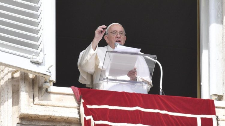 Papst Franziskus schaut beim Angelus zwar auf den Petersplatz hinunter - aber der barmherzige Blick der Kirche muss immer von unten kommen, betont er in seiner Katechese
