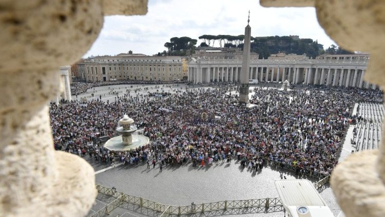 Площадь Св. Петра во время воскресной встречи Папы с верующими для совместной молитвы "Ангел Господень"