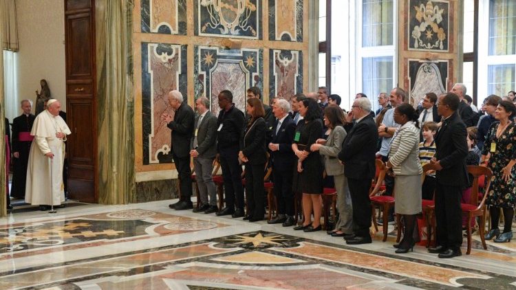 Il Papa fa il suo ingresso nella Sala Clementina
