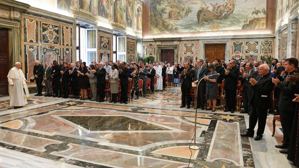 Akademickú komunitu pápež prijal v Klementínskej sále (24. okt. 2022)