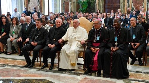 Папа: брак и семья определяют общественные отношения