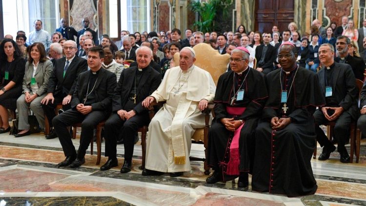 Il Papa posa per una foto con la comunità accademica del Pontificio Istituto Teologico Giovanni Paolo II per le Scienze del Matrimonio e della Famiglia