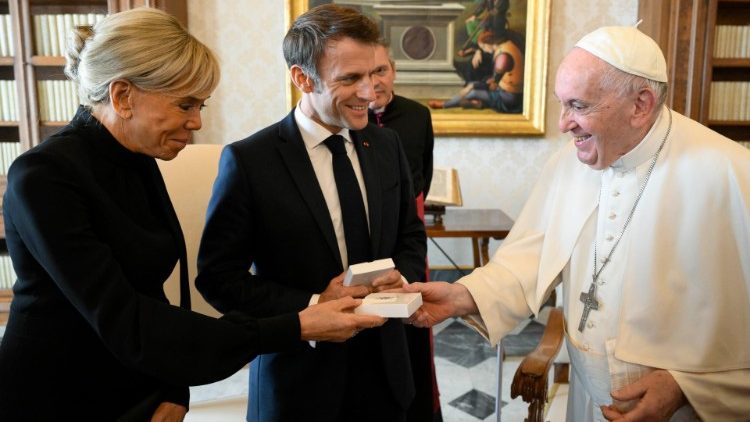 El Papa Francisco con Emmanuel Macron y su esposa Brigitte