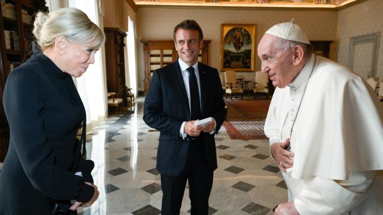 Le président français Emmanuel Macron, et son épouse, Brigitte Macron, reçus le lundi 24 octobre par le Pape François. 