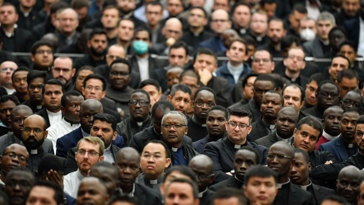 2022.10.24 Mkutano wa Papa Francisko na Mapadre na Waseminari wanaosoma Jijini Roma