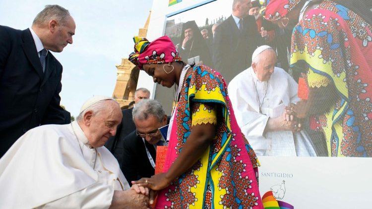 Esther Iweze Adaeze spotykająca się z Papieżem Franciszkiem pod Koloseum w Rzymie, 25 października 2022