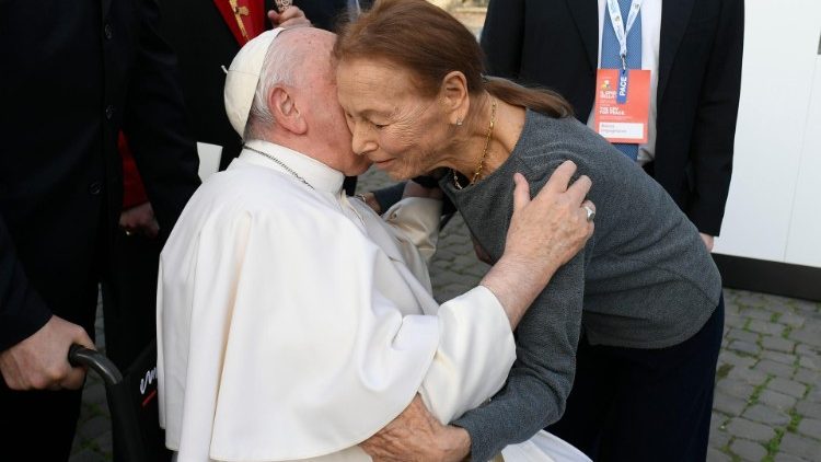 Papa Francisco com a escritora Edith Bruck no evento "Grito da Paz" no Coliseu