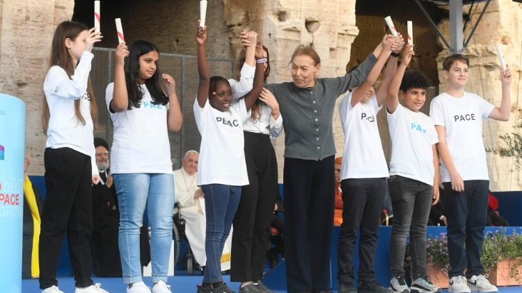 Kiáltás a békéért - imatalálkozó a békéért a Colosseumnál - Bruck Edit írónő a fiatalok körében