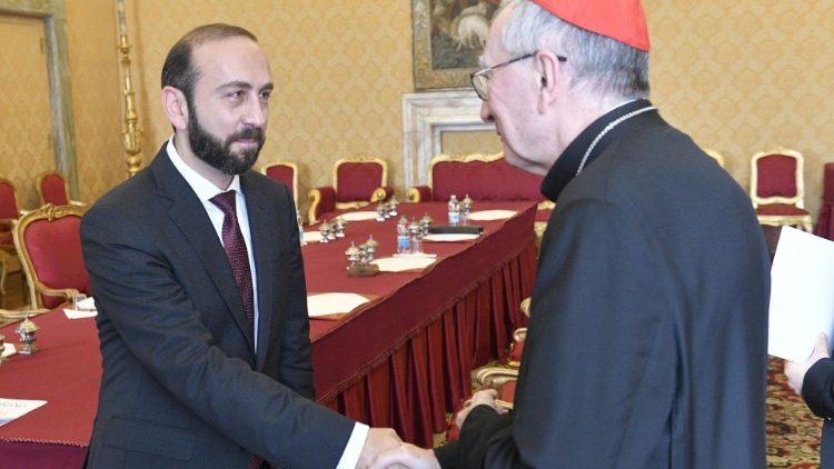 Mgr Parolin et  Ararat Mirzoyan, ministre des Affaires étrangères de l'Arménie.