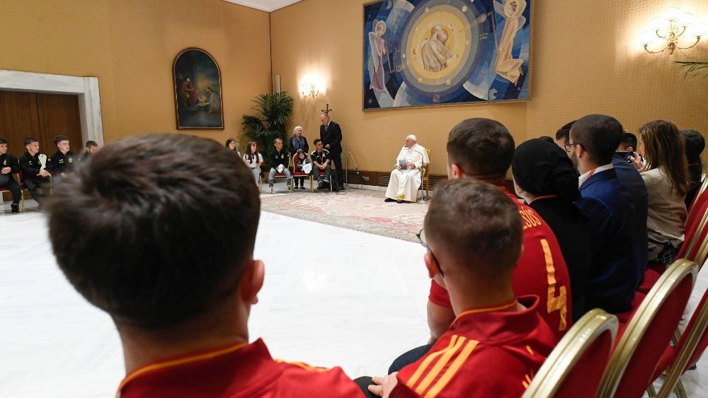 Pápež s argentínskou skupinou športovcov nízkeho vzrastu (26. okt. 2022)