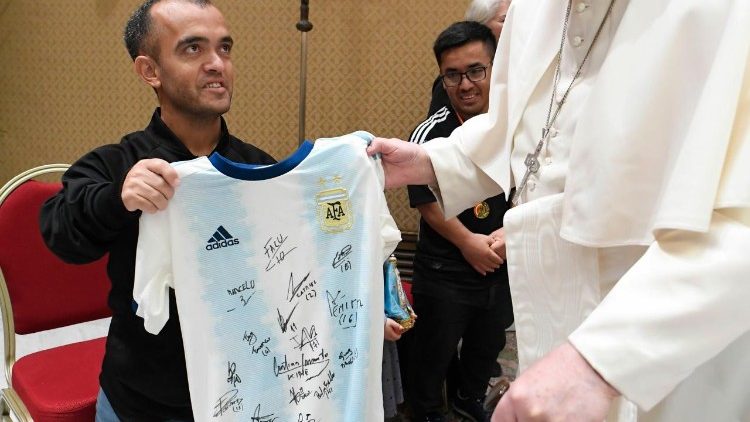 Miembros de la selección argentina Talla Baja intercambian una camiseta con el Papa. (Vatican Media)