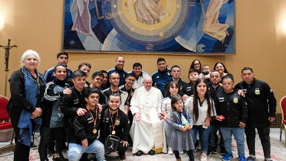 Pápež s argentínskou skupinou športovcov nízkeho vzrastu (26. okt. 2022)